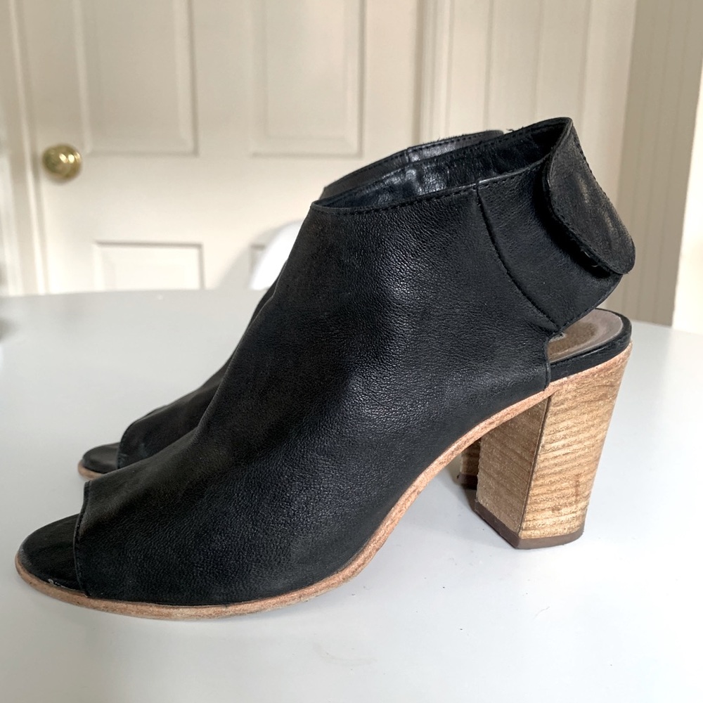 Italian Leather peep-toe heeled mules. eu38 / US 8
